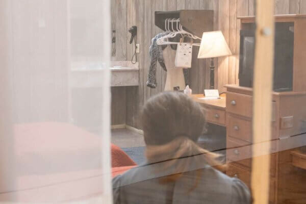 Dan Hurlin, Motel. Photo by Zach Hyman.